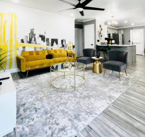 *The Gemstone* Newly Renovated, Stylish, Spacious